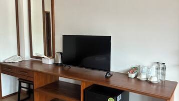 Laptop workspace, blackout drapes, iron/ironing board, free WiFi