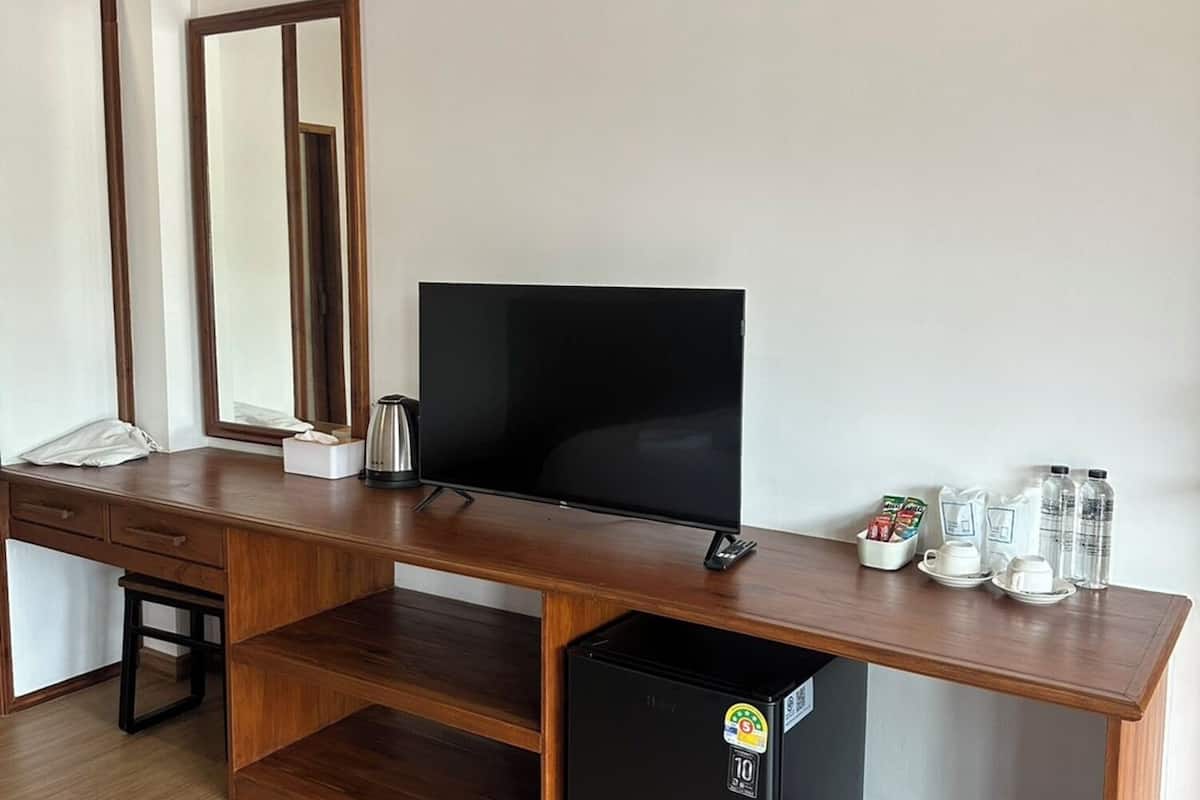 Espacio para trabajar con laptop y cortinas blackout