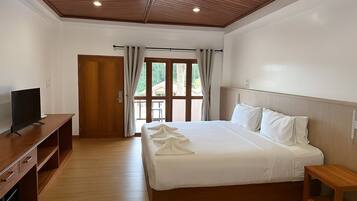 Skrivebord for bærbar PC, blendingsgardiner og strykejern/-brett