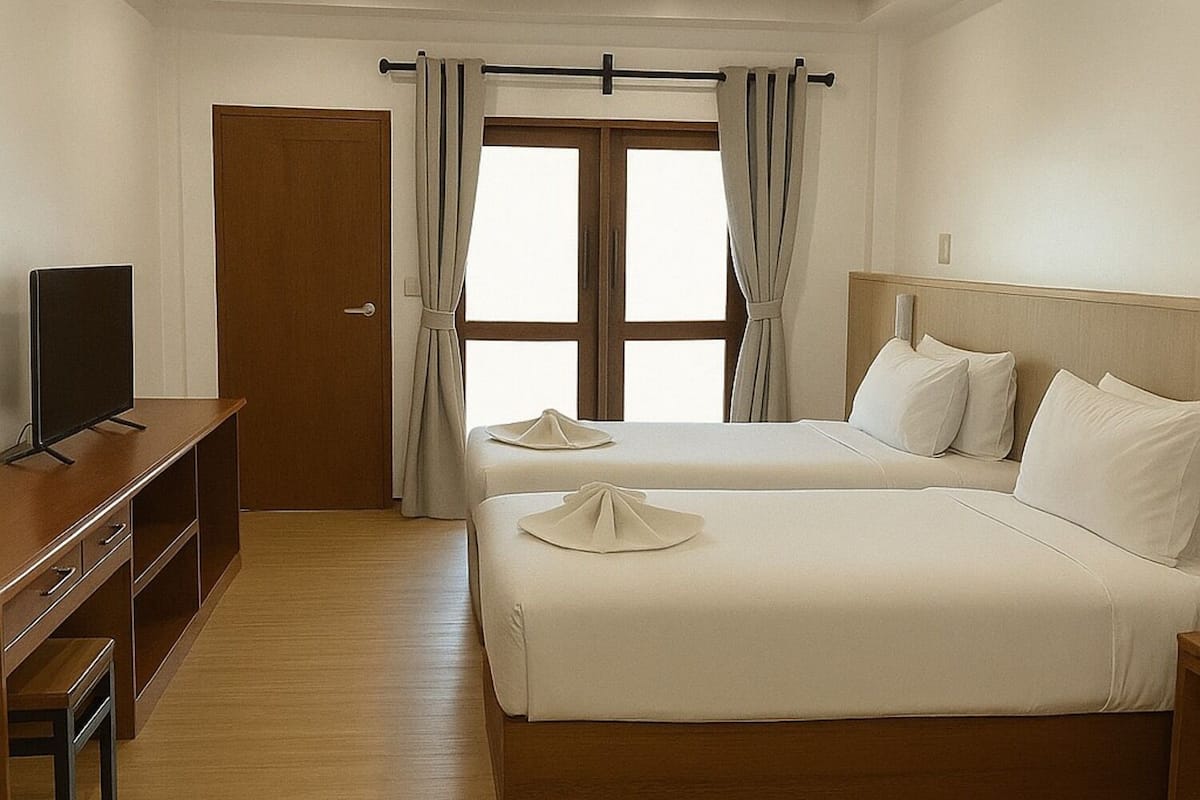 Espacio para trabajar con laptop y cortinas blackout