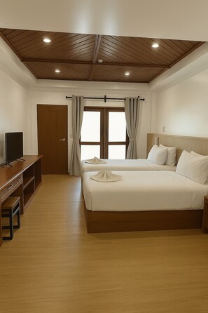 Ruang kerja ramah laptop, tirai kedap cahaya, dan setrika/meja setrika