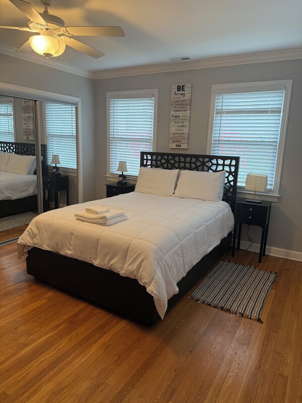 2 عدّة غرف نوم ومكواة/لوح كي وواي فاي وملاءات أسرّة