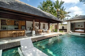 A modern house with a pool, outdoor bar, and dining area. - Villa Delang by BaliSuperHost (Bali)