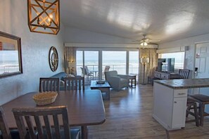 Smart TV - Spacious 2-bedroom 2-bath condo-unit 1-with exquisite views of New Smyrna Beach (New Smyrna Beach)