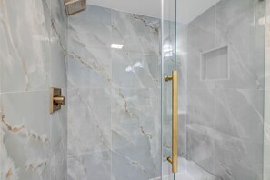 Dusche, Haartrockner, HandtĂŒcher