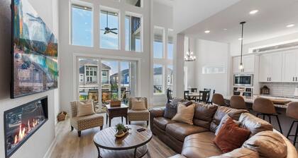 Catch, Paddle, Splash—Luxury 4BR on Lake Conroe