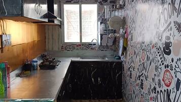 Fridge, oven, stovetop, cookware/dishes/utensils