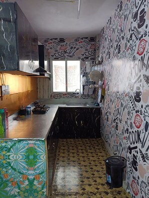 Geladeira, fogão, cooktop, talheres/pratos/utensílios de cozinha