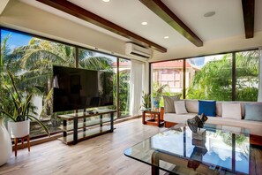 Smart TV, ping pong, stereo