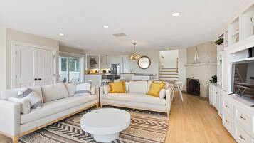 Smart TV, fireplace, stereo