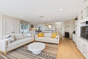 Smart TV, fireplace, stereo