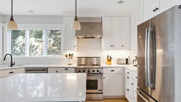 冷蔵庫、電子レンジ、オーブン、コンロ