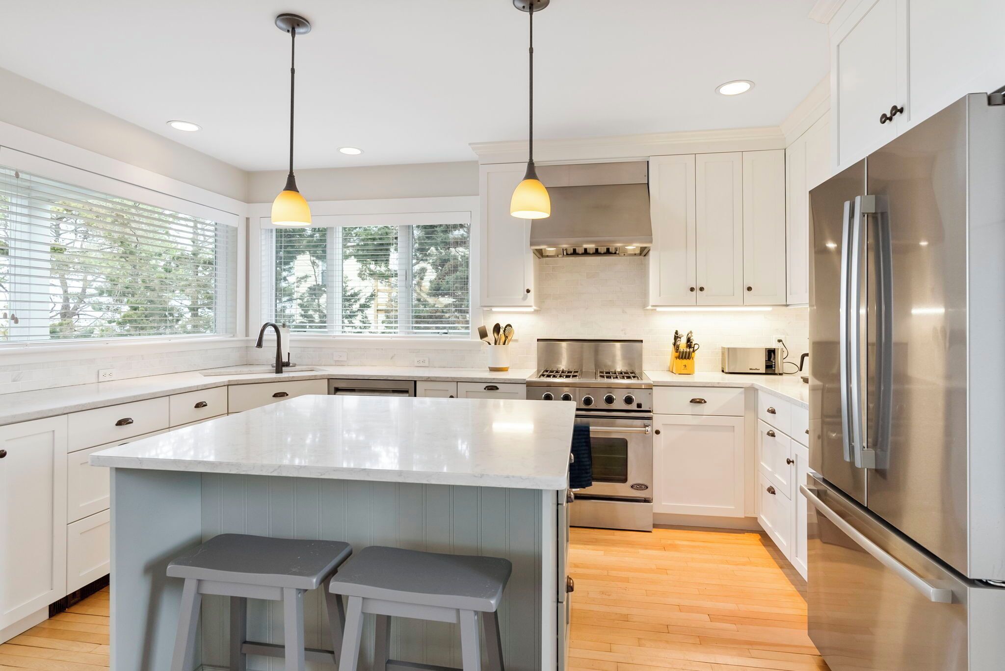 Jääkaappi, mikroaaltouuni, uuni, liesi