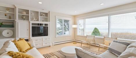 Smart TV, fireplace, stereo