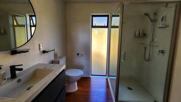 Chuveiro, produtos de toalete biodegradáveis, secador de cabelo