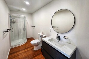 Dusche, umweltfreundliche Kosmetikartikel, Haartrockner, Handtücher