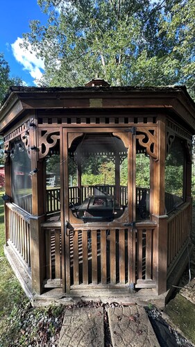 Spacious 4-bedroom house in charming Springfield with AC, fitness room