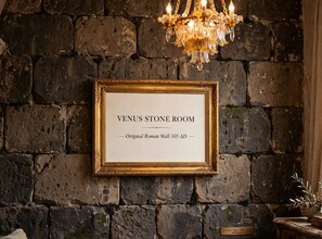 Un cartel enmarcados en una pared de piedra que indica la 'Venus Stone Room', con un muro romano original del año 305 d.C.