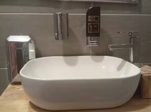 Chuveiro, secador de cabelo, toalhas de banho 