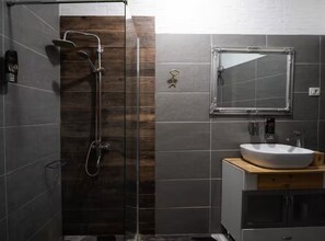 Chuveiro, secador de cabelo, toalhas de banho 