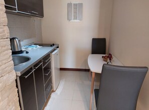 Refrigerador, placa de cocina, tostadora, silla alta para bebés