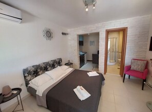 Iron/ironing board, internet, bed sheets