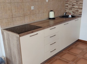 Refrigerador, placa de cocina, cafetera/tetera, tostadora