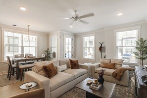 TV - 3 Mi to Ole Miss, New Build: Inviting Townhome! (Oxford)