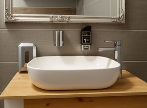 Douche, sèche-cheveux, serviettes fournies