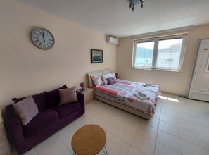 مكواة/لوح كي وخدمة الإنترنت وملاءات أسرّة