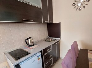 Refrigerador, placa de cocina, tostadora, silla alta para bebés