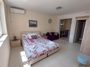 Tabla de planchar con plancha, acceso a internet y ropa de cama