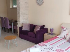 مكواة/لوح كي وخدمة الإنترنت وملاءات أسرّة