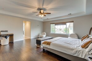 4 habitaciones, escritorio, tabla de planchar con plancha y internet 