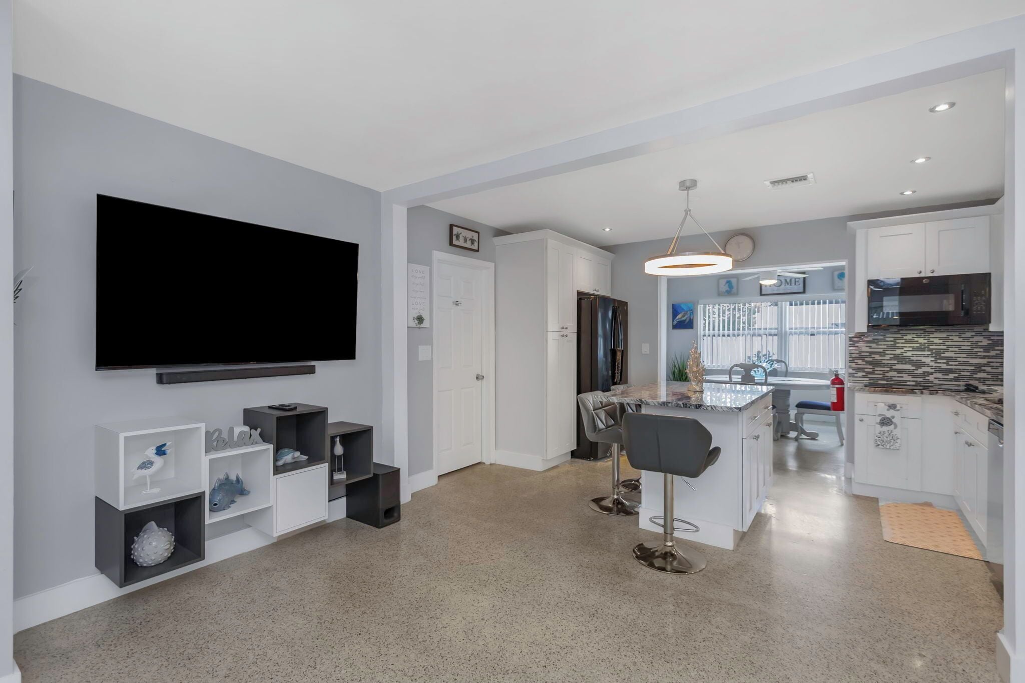 Réfrigérateur, micro-ondes, plaque de cuisson, lave-vaisselle