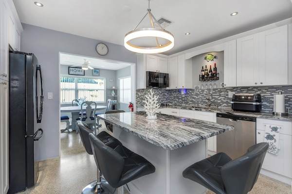 Fridge, microwave, stovetop, dishwasher