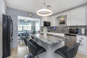 Refrigerador, microondas, parrilla de estufa y lavavajillas 