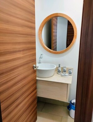 Asciugamani, sapone, carta igienica