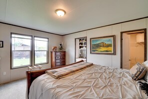 3 bedrooms, desk, Internet, bed sheets