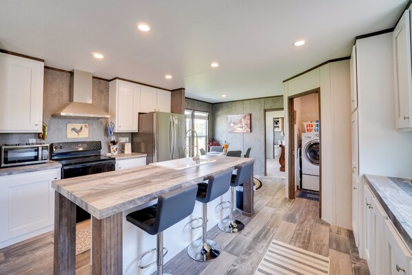 Fridge, microwave, stovetop, dishwasher