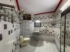 Family House | Bathroom | Free toiletries, towels, soap, shampoo - The Noor House (Agra)