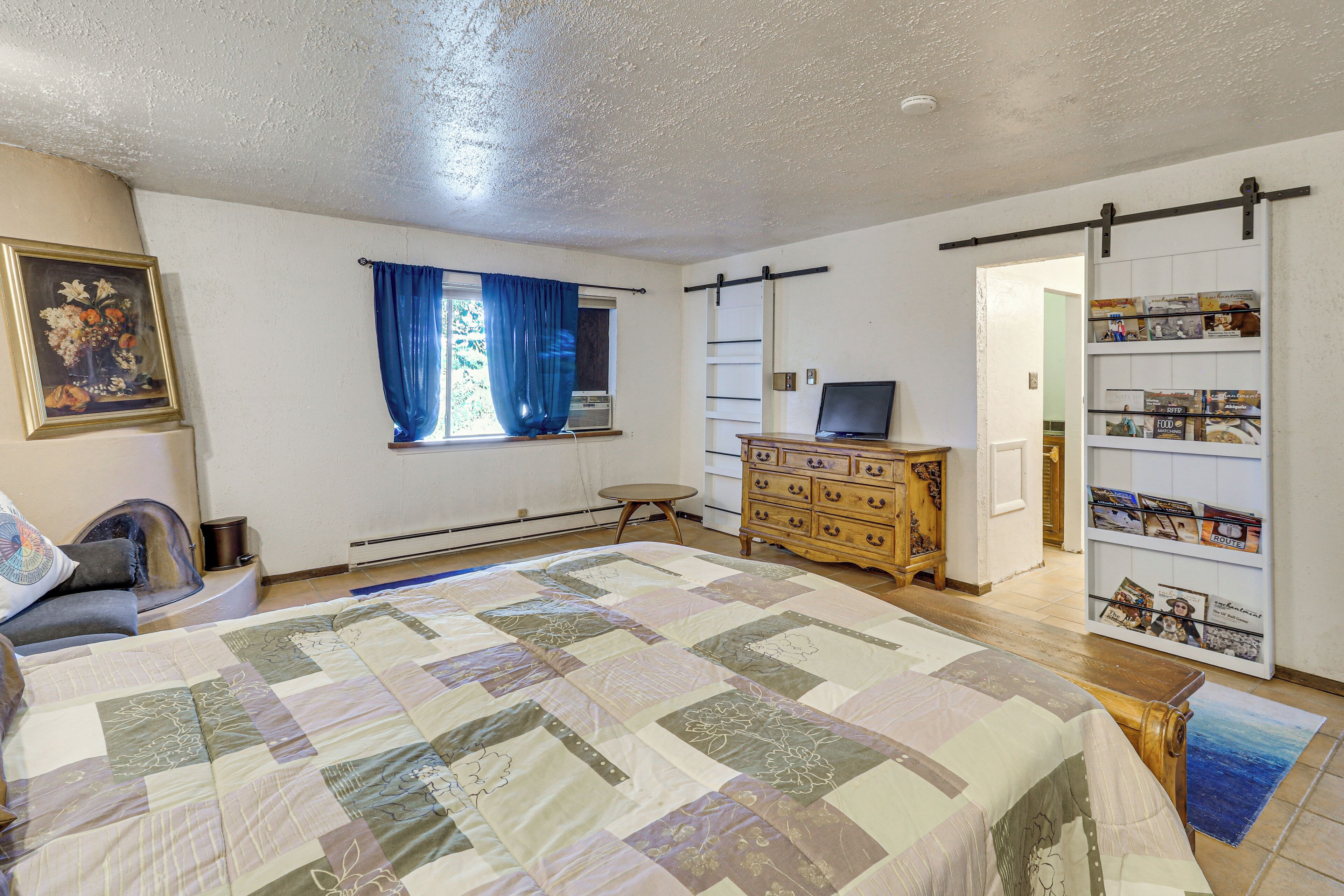5 habitaciones, escritorio, internet y ropa de cama 