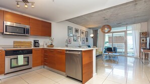 Een moderne keuken met roestvrijstalen apparatuur, houten kastjes en een groot eiland.