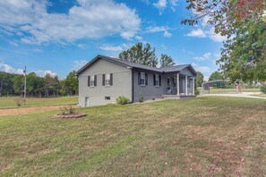 Exterior - 7 Mi to Barren River Lake: Quiet Getaway w/ Yard! (Glasgow)