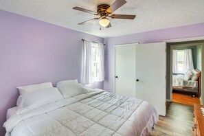 3 bedrooms, iron/ironing board, Internet, bed sheets - 7 Mi to Barren River Lake: Quiet Getaway w/ Yard! (Glasgow)