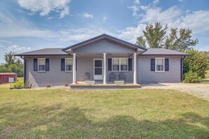 Exterior - 7 Mi to Barren River Lake: Quiet Getaway w/ Yard! (Glasgow)