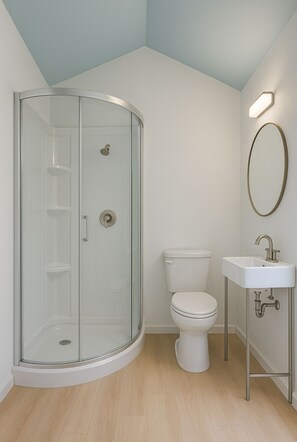 Douche, sèche-cheveux, serviettes fournies, savon
