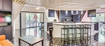 Walk to School House Winery: Home w/ Deck!