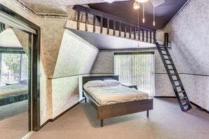 5 bedrooms, iron/ironing board, Internet, bed sheets
