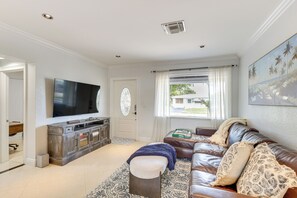 TV, books, stereo - Fish, Swim & Relax Poolside! Deerfield Beach Oasis (Deerfield Beach)